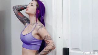 Valerica Steele gets her trimmed pussy licked by Sadie Pop