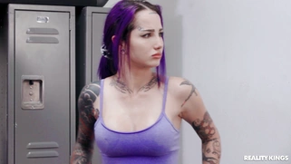 Valerica Steele gets her trimmed pussy licked by Sadie Pop