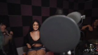 Nia Bleu is sucking cock in POV