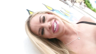 Jessa Rhodes spreading her juicy ass cheeks outdoor