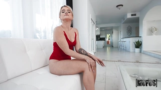 Teen Nicole Nichols is fingering her pussy