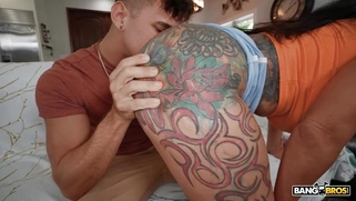 Queen RogueXXX gets her big ass worshipped by Kai Jaxon