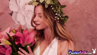 Hot teen blondie reveals her fresh pussy