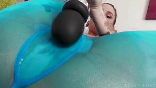 Luna Lovely is rubbing her clit with vibrator