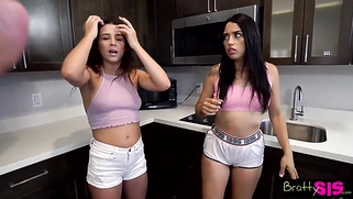 Сводная сестра «Нам нужно выяснить, кто лучше сосет член, нам нужно, чтобы вы судили» S15:E9