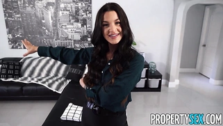 Single Dad and Real Estate Agent Fall in Love