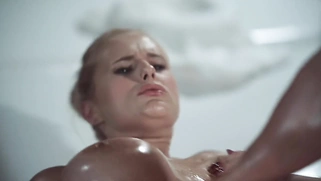 Милфа дрочит сиськами