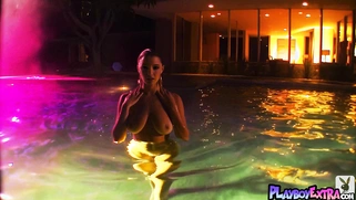 Teen reveals her pussy under the water