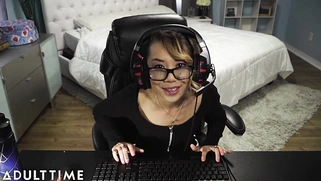 Gamer Chick Streams Sex and Facial