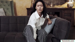 Back massage turns into a pussy licking session