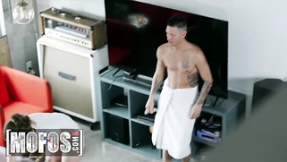 Curvy Massuese Devon Green gets hired for an erotic massage