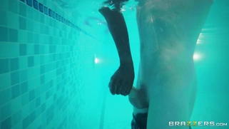 Ebony MILF Jasmine Webb gives handjob to Jordi in the pool