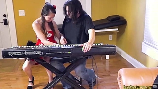 Teen wannabe singer sucking cock for her chance