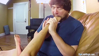 Hot amateur has her feet worshipped