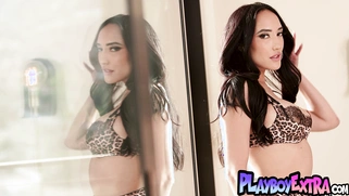 Nude latina MILF looks undeniably sexy
