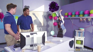 Joslyn James shows off her huge boobs and seduces the guy