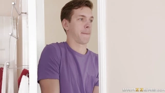 Big breasted Osa Lovely pleasures herself in the bathtub