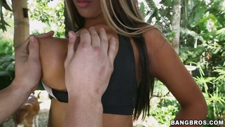 Colombian girl Sofia loves to show off her hooters