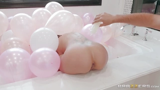 Jessa Rhodes shows off her amazing ass in the bathtub