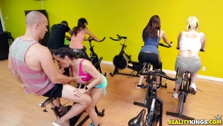 Rachel Starr gives blowjob in the gym